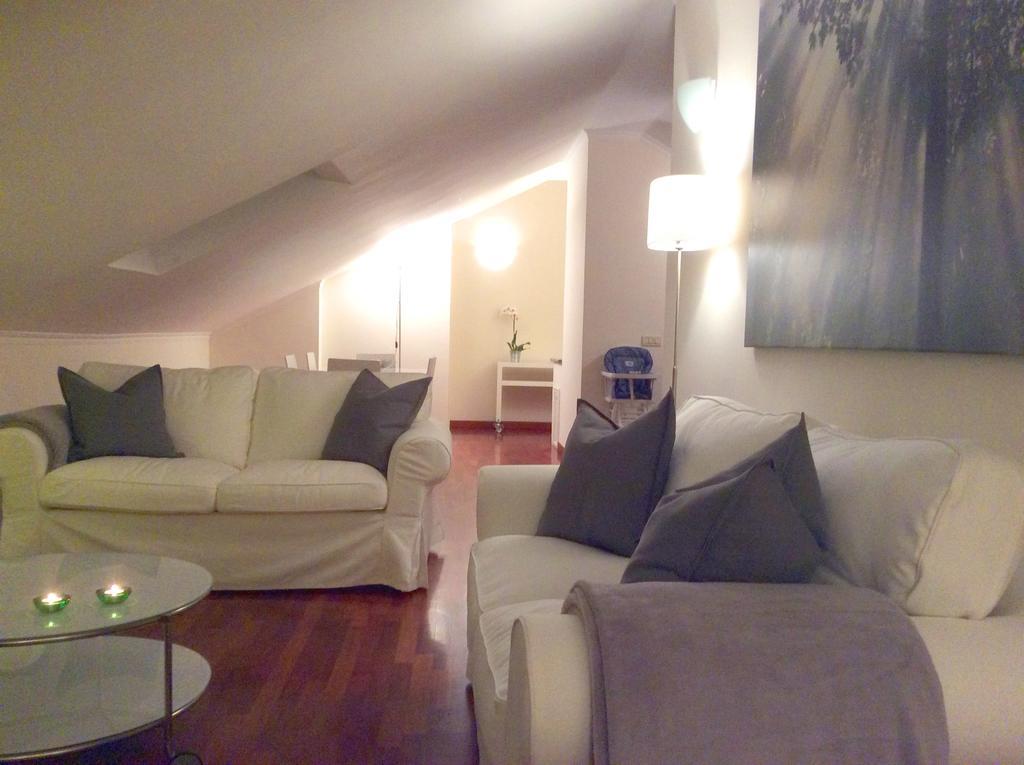 Apartment La Mansarda Alba  Værelse billede